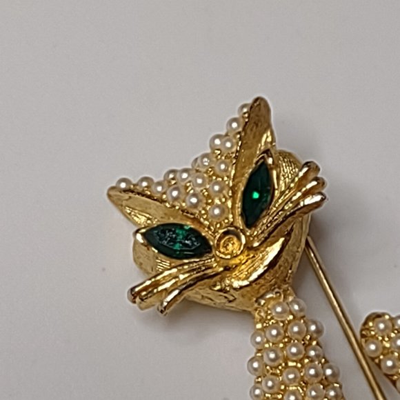 Gold Tone Faux Pearl Cat Brooch With Green Eyes - Picture 2 of 15